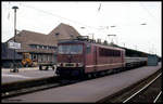 250076 rollt hier am 7.6.1991 um 14.02 Uhr mit einem Schwellenzug durch den Bahnhof Weimar.