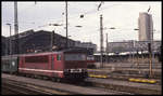 155077 wartet vor einem Nahverkehrszug am 26.4.1992 um 11.10 Uhr im HBF Leipzig auf die Abfahrt.