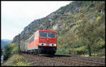DB 155205-8 ist hier am 3.10.2002 um 14.11 Uhr mit einem Güterzug auf der rechtsrheinischen Strecke nahe Burg Maus in Richtung Süden unterwegs.