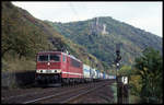 155272-8 ist mit einem Güterzug am 3.10.2002 um 14.23 Uhr unterhalb der Burg Maus auf der rechten Rheinstrecke in Richtung Köln unterwegs.