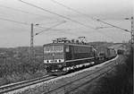 Am 12. Januar 1983 fotografierte ich an der Bahnstrecke Dresden – Leipzig bei Radebeul diesen Güterzug mit Lok 250 059.