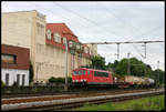 155229 passiert hier mit einem kurzen Güterzug in Richtung Osnabrück am 5.6.2006 das Automuseum in Melle.