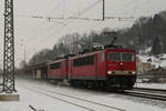 12. Januar 2010, Ein Güterzug in Richtung Saalfeld fährt durch den Bahnhof Kronach. An der Spitze die Lokomotiven 155 220 und 155 109.