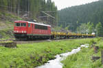 25. Mai 2013, Lok 155 004 im Schiebedienst für einen Güterzug über die Frankenwaldrampe in Richtung Probstzella. Zuglok ist 185 125.
