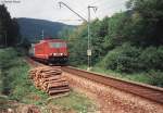155_243 mit Silberlingen auf der Kbs 840 zwischen Lauenstein und Ludwigsstadt im Juli 1992 unterwegs. ( Die Frankenwaldbahn wurde nach dem Krieg teilweise auf eingleisig zurckgebaut 2-Gl blieb nur das Stck zwischen Pressig und Ludwigsstadt, Nach der Wende wurde zwischen Hochstadt-Markzeuln u. Saalfeld wieder alles auf 2. Gl gebaut. 