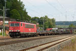 28. Juli 2011, Lok 155 201 fährt mit einem Güterzug aus Saalfeld (FR 52591) durch den Bahnhof Kronach in Richtung Lichtenfels.