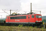 09. Oktober 2004, im Naumburger Hauptbahnhof steht die abgebügelte Lok 155 141 vor einem Güterzug. Scan vom Negativfilm