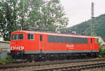 23.Juni 2007, im Bahnhof Pressig-Rothenkirchen wartet Lok155 117 auf die nächste Schiebeleistung. Scan vom Farbnegativ.