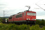 23. Juni 2009, Ein Güterzug aus Lichtenfels fährt auf den ersten Metern der Frankenwaldbahn durch die Zettlitzer Kurve in Richtung Saalfeld. Die zweite Lok ist 155 060.