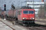 Der Stomkasten 155 070 mit einem schweren Tankzug in München-Heimeranplatz am 15.03.08