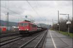 155 121 bespannt den CSQ 60061  AUDI-EXPRESS  von Emden nach Ingolstadt. Im Sauerland wird der Zug von der Kamera eingefangen. (Plettenberg am 03.04.2008)