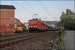 Am Abend des 23.04.2008 bringt die 155 240, meinen Lieblingsgterzug, den  Paar Millionen schweren CSQ 60062  AUDI-EXPRESS  aus Ingolstadt in die Kstenstadt Emden.  Links im Bild wartet die 6461 (264 461) auf die Freigabe der Strecke.
