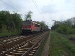 155 018 mit einem Stahlbrammenzu am 26.4.2008 in Richtung Misburg. Fotografiert vom Notbahnsteig in Ahlten