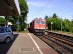 BR 155 mit Gterzug durchfhrt den Bahnhof Riegel DB richtung Basel
