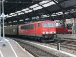 155 039-1 durchfhrt mit einem langen Gterzug den Hauptbahnhof Aachen in Richtung Kln-Gremberg. Aufgenommen am 24/01/2009.