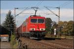155 180 trgt nach ihrer Untersuchung das  neue  DB Logo mit kurzen Kontrastbalken und ist am sonnigen 12.10.2008 mit dem Coilzug CS 61233 von Oberhausen-West nach Finnentrop unterwegs.
