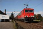 155 180 trgt nach ihrer Untersuchung das  neue  DB Logo mit kurzen Kontrastbalken und ist am sonnigen 12.10.2008 mit dem Coilzug CS 61233 von Oberhausen-West nach Finnentrop unterwegs.