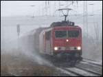 155 256-1 kmpft sich mit einer arbeitsscheuen 185er und einem Gterzug nach Rostock-Seehafen am 26.01.2007 in Stralsund durch den Schneesturm.