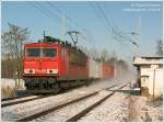 Mchtig Neuschnee aufwirbelnd saust 155 237 mit einem Containerzug Richtung Dresden.