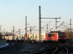 Im Licht (und Schatten) des spten Nachmittags kommt 155 140 mit einem Containerzug von Hamburg durch Bchen; 12.02.2009  