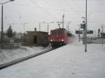 Hier 155 008-6 mit einem Kesselwagenzug in Richtung Berlin, bei der Durchfahrt am 17.12.2009 durch Angermnde