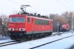 Im Bahnhof Schwedt rangiert 155 175, im Hintergrund steht 298 308 am 23.12.09