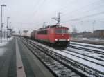 Hier 155 105-0 mit einem Kesselwagenzug in Richtung Berlin, bei der Durchfahrt am 23.12.2009 durch Angermnde.