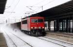 155 229 zieht am 06.01.2010 einen Gterzug durch Bitterfeld Richtung Halle(S).