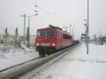 Hier 155 060-7 mit einem Gterzug in Richtung Berlin, bei der Durchfahrt am 15.1.2010 durch Angermnde.