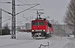 155 019 mit einem Holzzug vom Bf Stralsund Rgendamm am 03.02.2010