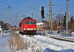 auch wenn das Gleis wieder zu ahnen ist, tastet 155 019 sich sachte durch den Schnee im Greifswalder Bahnhof an ihren Zug am 05.02.2010