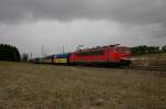 155-234 vor einer bedrohlich wirkenden Regenwolkenkulisse mit einem Kohlezug nach Landshut bei Beratzhausen.(KBS 880,28.3.2010)