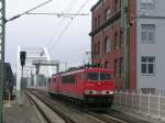 Soeben hat die 155 029 mit 151 056 im Schlepp die neue Rheinbrcke in Ludwigshafen Mitte passiert ( 25.08.05 )