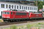 Die 155 113-4 zieht einen Gz mit 189 087-0 im Schlepp durch Wuppertal Steinbeck am 24.07.2010