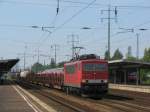 Ein gelungener Abschluss des Sommers stand am 20.08. auf den Plan. Alles begann mit 155 267-8 und ihrem gemischten Gterzug (FR 52675 Seddin-Rostock-Seehafen). Im Hintergrund versteckt sich auf Gleis 6 eine 143er mit einem RE 7 nach Wnsdorf und hinter den Flachwagen warten die RB 22 (hinten) nach Potsdam und die RB 14 (Dostos) nach Nauen. Links auf dem Suchbild ist noch Locons 301.