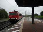 155 105-0 durchfhrt den Bahnhof Gifhorn mit einem gemischten Gterzug.