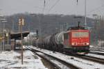 Als 155 121-7 mit ihrem Kesselwagenzug durch Kln-West rollte, liess sich fr einen kurzen Moment die Sonne blicken. Aufgenommen am 27/11/2010.