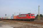 155 138-1 mit einem Containerzug in Richtung Dresden in Coswig.