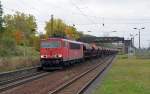 155 081 zog am 25.10.11 einen Schwenkdachwagenzug durch Schkopau Richtung Weienfels.