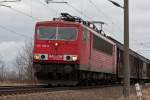Im Gegengleis zieht 155 158-9 einen Gterzug am 19.02.2012 in Richtung Leipzig.