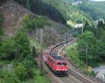 155 271 zieht einen leeren Autotransportzug am 09.Juni 2012 bei Ludwigsstadt gen Sden.