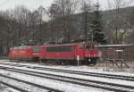 155 112-6 und 101 020-6 stehen am 06. Februar 2013 in Probstzella abgestellt.