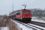 155 122-5 hat den Gbf Dresden-Friedrichstadt hinter sich gelassen und durchfhrt in Krze mit ihrem langen Autozug den Hp Dresden-Stetzsch.