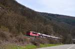 Mit einem sehr langen Audi-Zug am Hacken kommt hier die 155 104-3 Neckar abwrtsfahrend kurz vor Eberbach dem Fotografen vor die Linse.14.4.2013