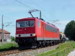 155 272-8 hat mit seinem Kesselwagenzug den Rgendamm verlassen und ist nun auf dem Gleis in Richtung Greifswald. (Stralsund am 16.06.05) 
