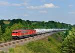 155 195 (MEG 704) + 143 204 (MEG 602) mit dem MEG-Zementzug am 08.07.2013 bei Laaber.