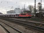 155 152-2 zieht am 26. Januar 2014 einen mit Audis beladenen Zug durch Bruchsal Richtung Graben-Neudorf.