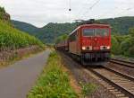 
Die 155 112-6 der DB Schenker Rail Deutschland AG, ex 250 112-0, zieht am 20.06.2014 einen gemischten Güterzug bei Winningen (Mosel) in Richtung Trier. 

Die Lok wurde 1979 bei LEW (VEB Lokomotivbau Elektrotechnische Werke Hans Beimler) in Hennigsdorf unter der Fabriknummer 16458 gebaut und als 250 112-0 an die DR (Deutsche Reichsbahn) geliefert. 

Seit 2007 hat sie die NVR-Nummer  91 80 6155 112-6 D-DB.