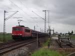Am 23.5.13 kam 155 043 mit einem Autozug aus Dresden Friedrichstadt über die KBS310 gebrettert. 
Aufgenommen bei einem ehemaligen BÜ Standort zwischen Vechelde und Peine. 
