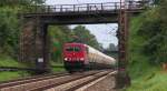 Kessel am Container...Ivie hatte mal wieder ihren Stadtbummel Tag in Saarlouis und ich machte mich nach Dillingen Pachten an die Strecke(n) auf. Und da wurde es dem Eisenbahnfreund wieder warm ums Herz als sich von Weitem eine 155er annäherte.
155 032 brachte den Kesselwagenzug Creutzwald - Marl aus Richtung Saarbrücken an meinem Standpunkt vorbei. Bahnstrecke 3230 Saarbrücken - Karthaus am 06.08.2014